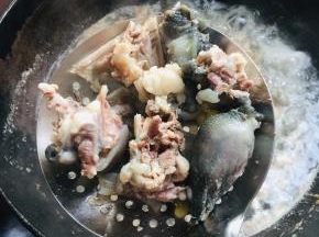 甲鱼冷水下锅，倒入适量的料酒去腥，焯水2分钟左右捞出清洗干净备用。