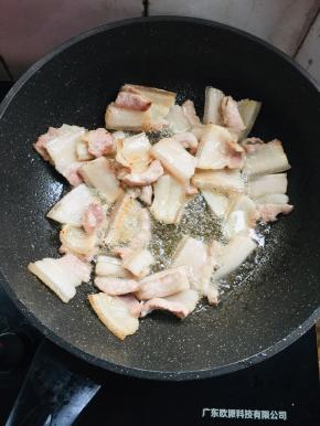  锅烧热倒入少许的油，放入五花肉煸炒出油脂来。