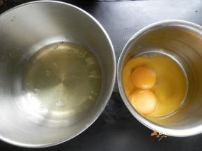 分离蛋白蛋黄，蛋白放在干净、无水无油的盆。