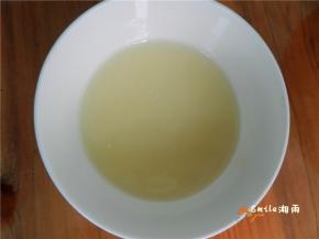 玉米油加牛奶搅拌均匀。