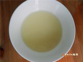 玉米油加牛奶搅拌均匀。