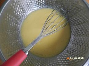 拌匀后倒入蛋黄中，搅拌均匀。