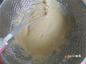 过筛低粉、黑麦粉、盐至蛋黄糊中。
Z字形拌匀。