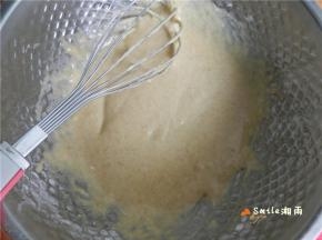 过筛低粉、黑麦粉、盐至蛋黄糊中。
Z字形拌匀。