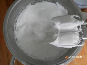 蛋白加3滴白醋，由“低-中-高-低速”打发，分3次加入白糖：低速打发至呈鱼眼泡状时，加1/3的糖；
中速搅打到蛋白呈较粗泡沫时，再加入1/3的糖。
高速打发至稍微出现纹路，再加剩下的糖（烤箱160度预热10分钟）。
继续高速打发，最后1分钟低速打发蛋白硬性状态，蛋白出现尖角。