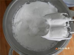 蛋白加3滴白醋，由“低-中-高-低速”打发，分3次加入白糖：低速打发至呈鱼眼泡状时，加1/3的糖；
中速搅打到蛋白呈较粗泡沫时，再加入1/3的糖。
高速打发至稍微出现纹路，再加剩下的糖（烤箱160度预热10分钟）。
继续高速打发，最后1分钟低速打发蛋白硬性状态，蛋白出现尖角。