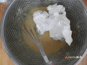 取1/3蛋白倒入蛋黄糊中，拌均匀。