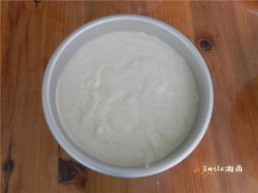 快速翻拌均匀，从10CM高倒入模具中。