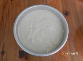 快速翻拌均匀，从10CM高倒入模具中。