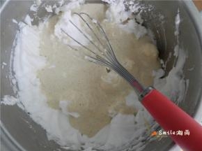 拌好的面糊倒入蛋白中。