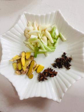 葱切成段儿，生姜切成片儿，八角3个，花椒适量备用。