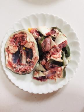 把甲鱼剁成小块儿备用。甲鱼壳可以不用剁，保持它的完整性。