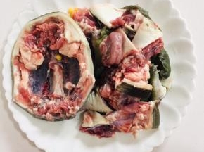 把甲鱼剁成小块儿备用。甲鱼壳可以不用剁，保持它的完整性。