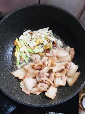 放入葱段，八角，花椒和生姜爆出香味儿！