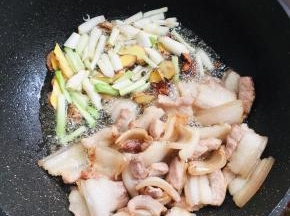 放入葱段，八角，花椒和生姜爆出香味儿！