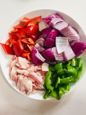 五花肉清洗干净切成薄片，青椒，红甜椒，洋葱切成块儿备用。