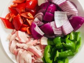 五花肉清洗干净切成薄片，青椒，红甜椒，洋葱切成块儿备用。