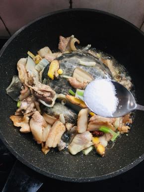 放入适量的盐。