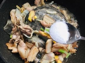 放入适量的盐。