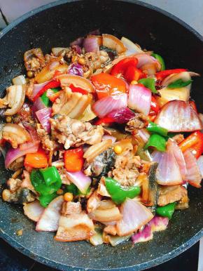 放入洋葱，青椒，红甜椒翻炒至断生即可出锅。