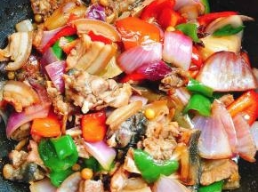 放入洋葱，青椒，红甜椒翻炒至断生即可出锅。