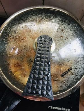 盖上盖子，小火慢炖20分钟至甲鱼肉软烂即可。