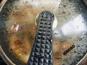 盖上盖子，小火慢炖20分钟至甲鱼肉软烂即可。