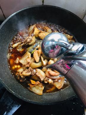 倒入适量的水。（水不要太多，水刚好没过甲鱼即可）。