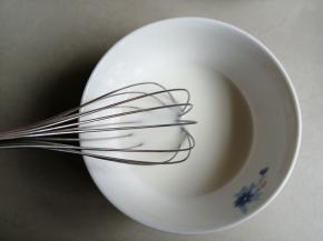 牛奶和玉米油搅拌均匀，乳化好