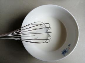 牛奶和玉米油搅拌均匀，乳化好