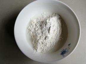 把面粉过筛进去，划z拌至不见干粉