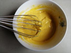 搅拌均匀，拌好的蛋黄糊可以顺着打蛋器流淌下来