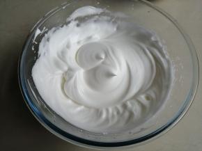 蛋清分3次加入糖，打至偏干性发泡的蛋白霜