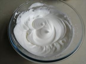 蛋清分3次加入糖，打至偏干性发泡的蛋白霜