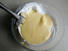 再倒回剩余的蛋白霜里