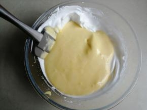 再倒回剩余的蛋白霜里