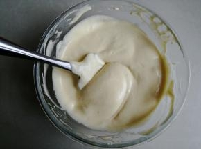 用同样的手法翻拌，拌成细腻有光泽的蛋糕糊