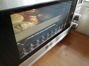 放入已经提前预热到上火170度，下火150度的东菱K40C烤箱中下层，烘烤17分钟左右（具体时间要根据自家烤箱脾气而定）