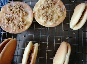 蛋糕出炉后撕掉油布，放在烤架上晾凉，然后翻转，在中间轻切一刀，在上面抹上沙拉酱，并撒上肉松，合起来即可