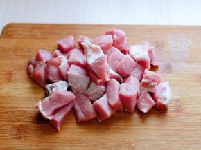 将猪肉洗干净，切小块。