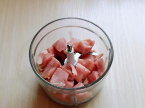 切好的猪肉放入绞肉机中。