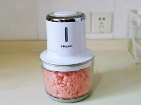 启动绞肉机绞肉糜。(肉糜没有全部用完)