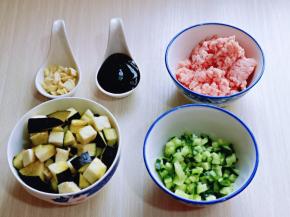 茄子洗干净设定，黄瓜洗干净切丁，蒜去皮切碎。