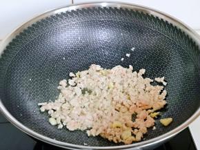 再加入肉糜煸炒至变色。