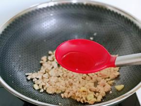 加入料酒，翻炒均匀。