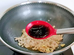 再加入蚝油翻炒。
