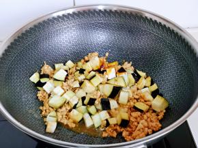 再加入茄子丁翻炒均匀。