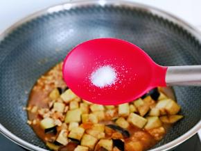 按个人口味加入盐。