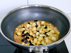 加入一小碗纯净水，烧开煮2-3分钟。