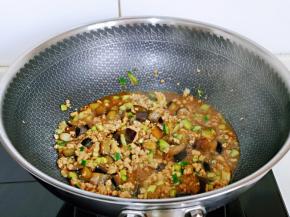 翻炒均匀，关火出锅。